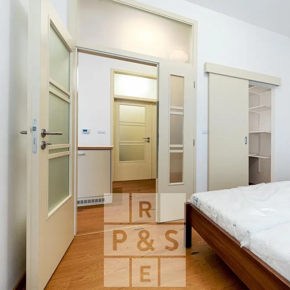 Кухня; кухненски уреди, дървен под, естествена светлина, модерен стил