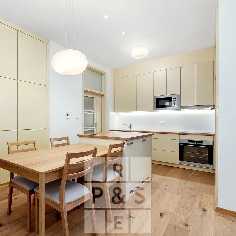 Кухня; кухненски уреди, дървен под, естествена светлина, модерен стил