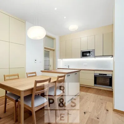 Кухня; кухненски уреди, дървен под, естествена светлина, модерен стил