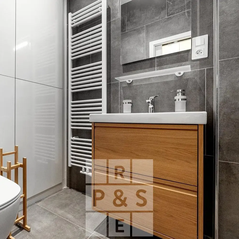 Кухня; кухненски уреди, дървен под, естествена светлина, модерен стил