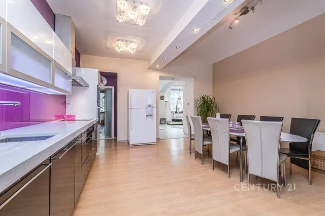 Cuisine; électroménager, parquet, lumière naturelle, style moderne