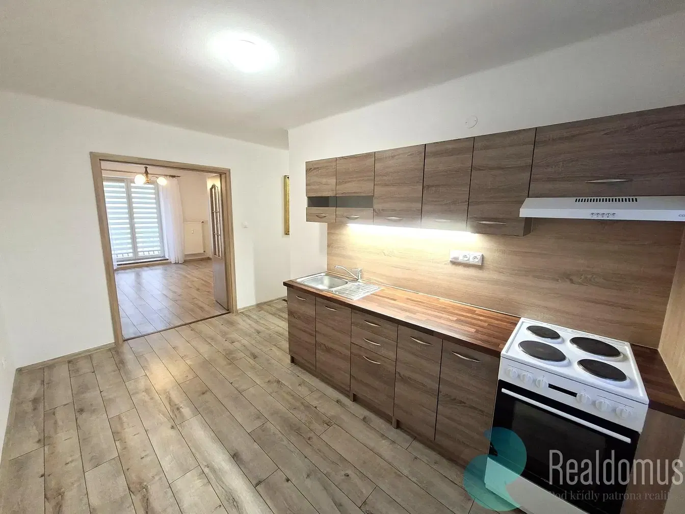 Soggiorno; pavimento in legno, luce naturale, stile moderno