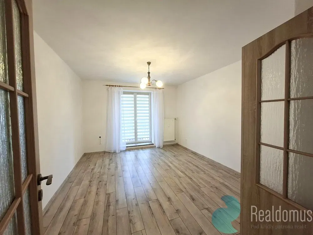 Soggiorno; pavimento in legno, luce naturale, stile moderno, soffitti alti