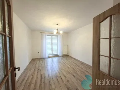 Soggiorno; pavimento in legno, luce naturale, stile moderno, soffitti alti