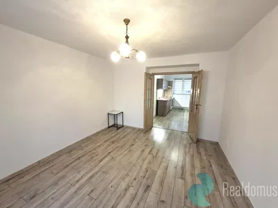 Cucina; elettrodomestici, pavimento in legno, luce naturale, stile moderno