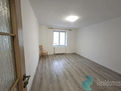 Soggiorno; pavimento in legno, luce naturale, stile moderno