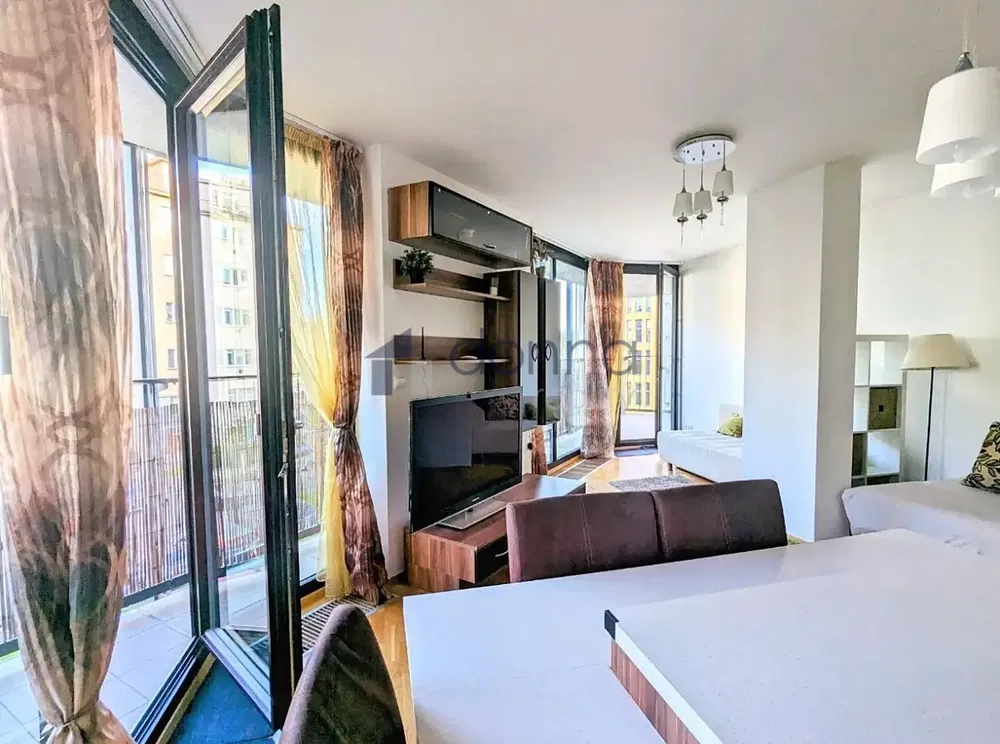 Cuisine; électroménager, parquet, lumière naturelle, style moderne