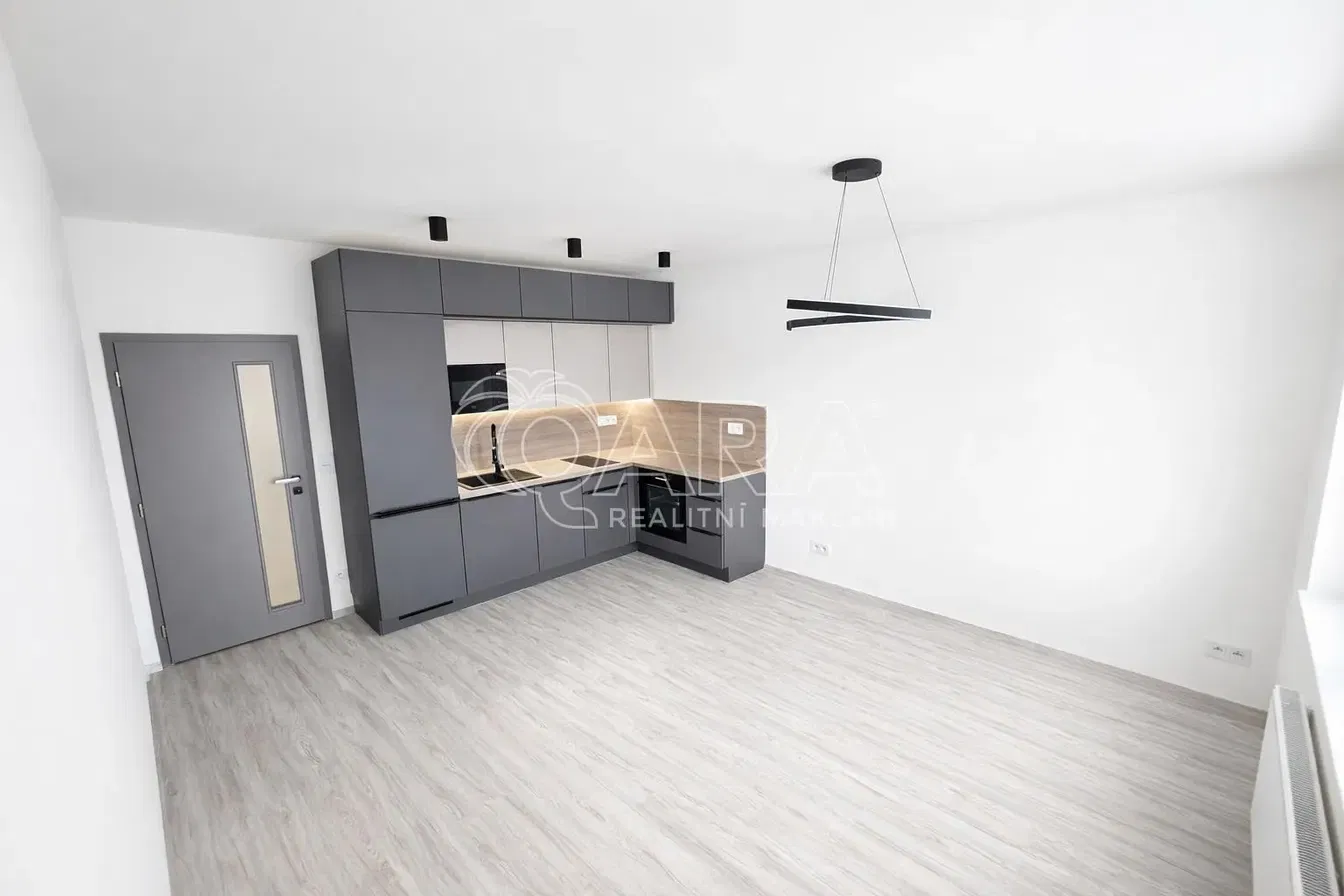 Cozinha; eletrodomésticos, chão de madeira, luz natural, estilo moderno