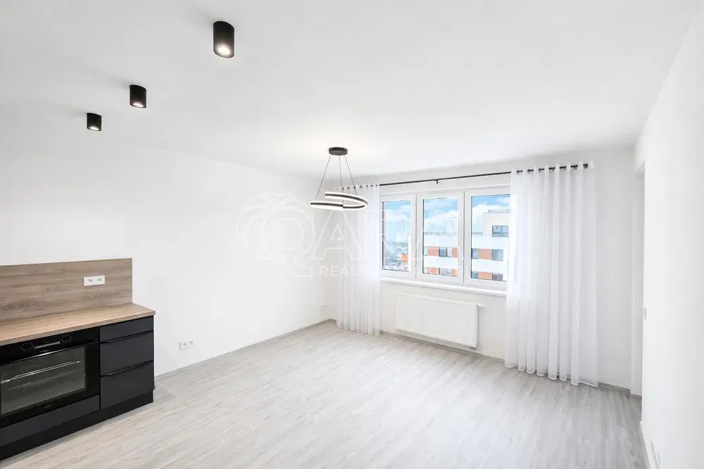 Cozinha; eletrodomésticos, chão de madeira, luz natural, estilo moderno