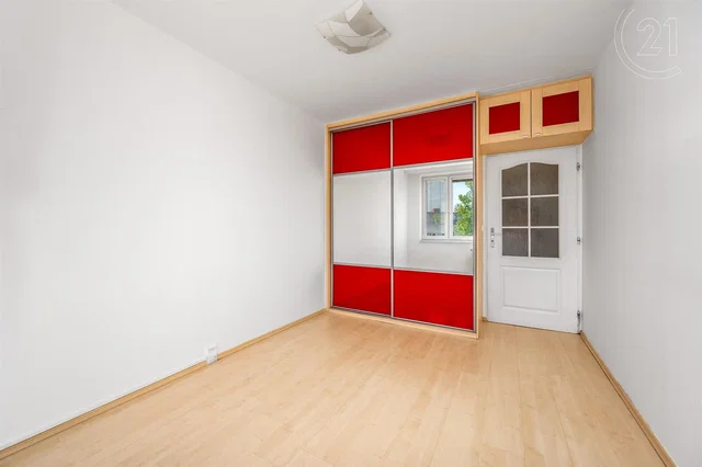 Cuisine; électroménager, parquet, lumière naturelle, style moderne