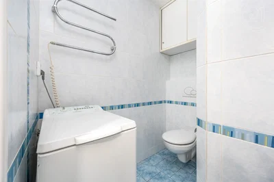 Kuhinja; kuhinjski aparati, drveni pod, prirodno svjetlo, moderni stil