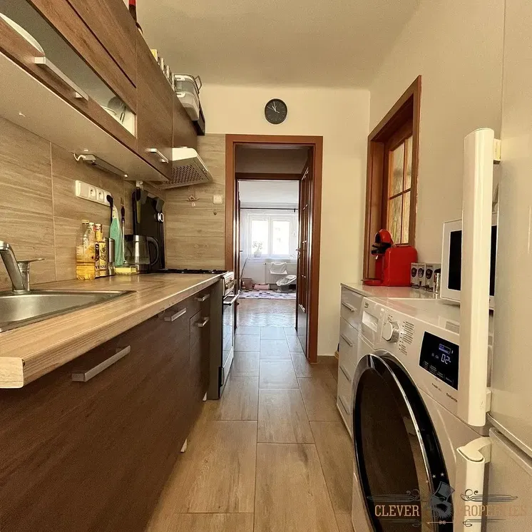 Cocina; electrodomésticos, suelo de madera, luz natural, estilo moderno