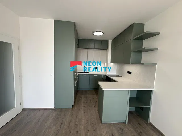 Dnevni boravak; drveni pod, prirodna svjetlost, moderan stil