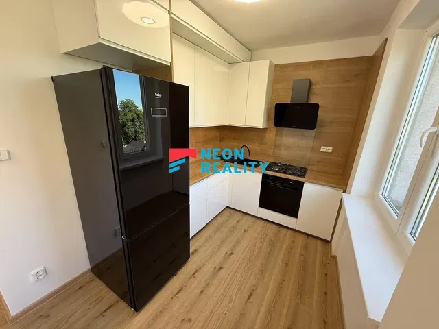 Küche; küchengeräte, holzboden, tageslicht, moderner stil