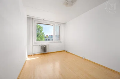 Kuhinja; kuhinjski aparati, drveni pod, prirodno svjetlo, moderni stil