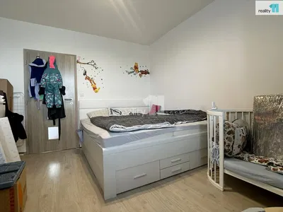 Sala de estar; chão de madeira, luz natural, estilo moderno