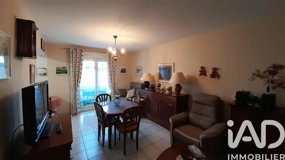 Cocina; electrodomésticos, suelo de madera, luz natural, estilo moderno