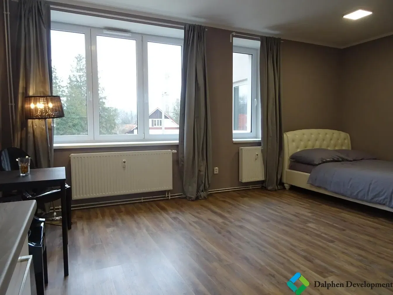 Cuisine; électroménager, carrelage, lumière naturelle, style moderne