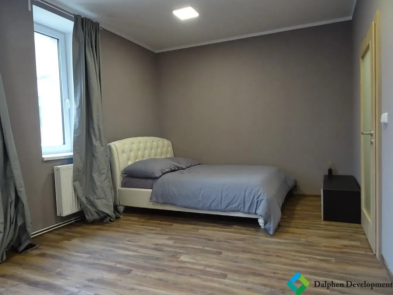 Cuisine; électroménager, carrelage, lumière naturelle, style moderne