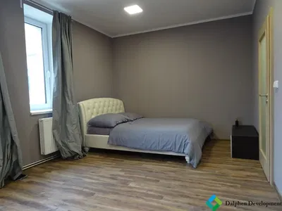 Cuisine; électroménager, carrelage, lumière naturelle, style moderne