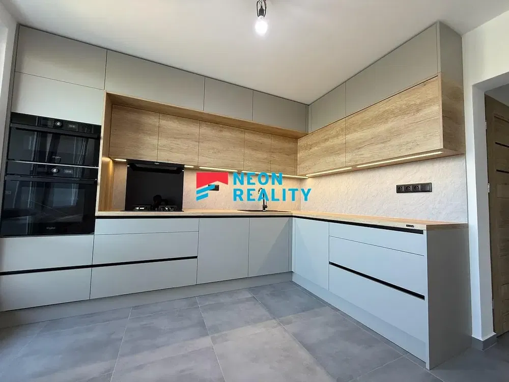 Cuisine; électroménager, parquet, lumière naturelle, style moderne