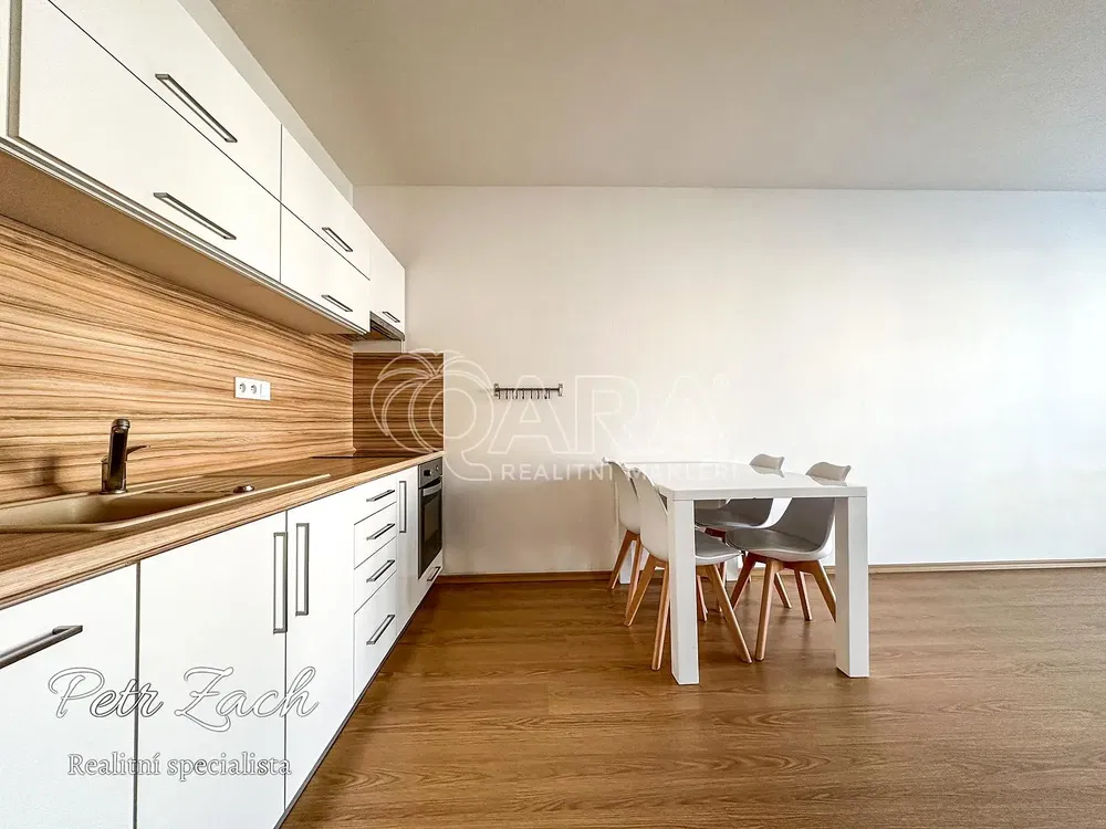 Кухня; кухненски уреди, дървен под, естествена светлина, модерен стил