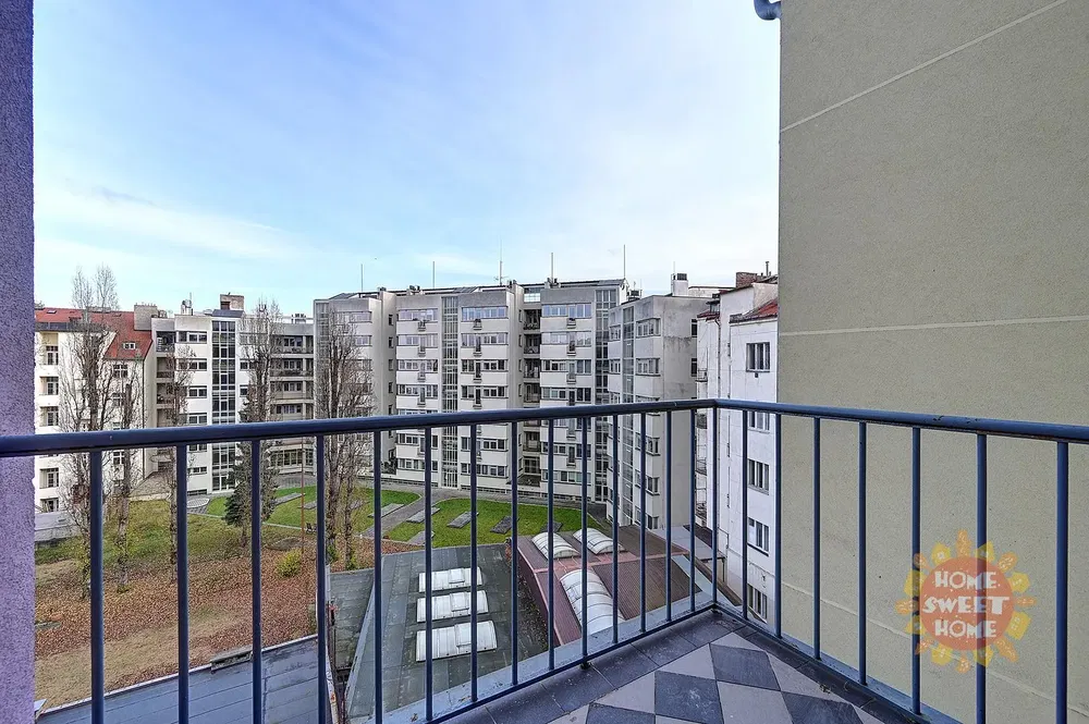 Кухня; кухненски уреди, дървен под, естествена светлина, модерен стил