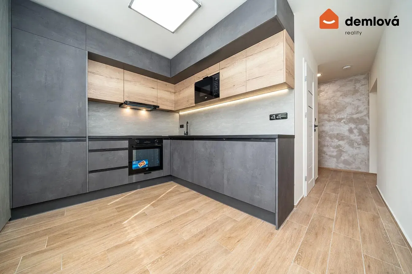 Cuisine; électroménager, parquet, lumière naturelle, style moderne