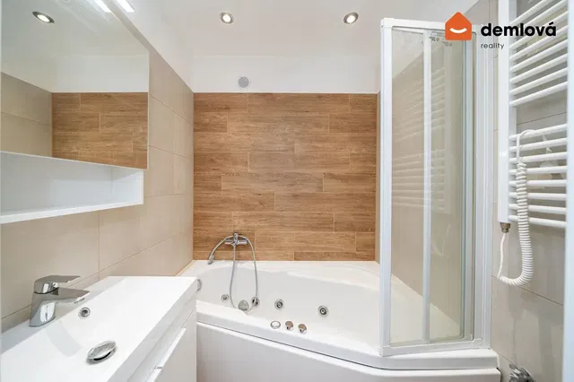 Cuisine; électroménager, parquet, lumière naturelle, style moderne