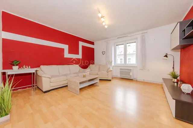 Хол; дървен под, естествена светлина, модерен стил