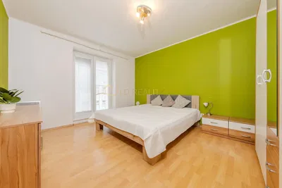 Wohnzimmer; holzboden, tageslicht, moderner stil