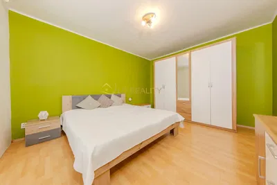 Wohnzimmer; holzboden, tageslicht, moderner stil, hohe decken