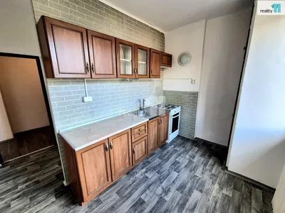 Хол; дървен под, естествена светлина, модерен стил