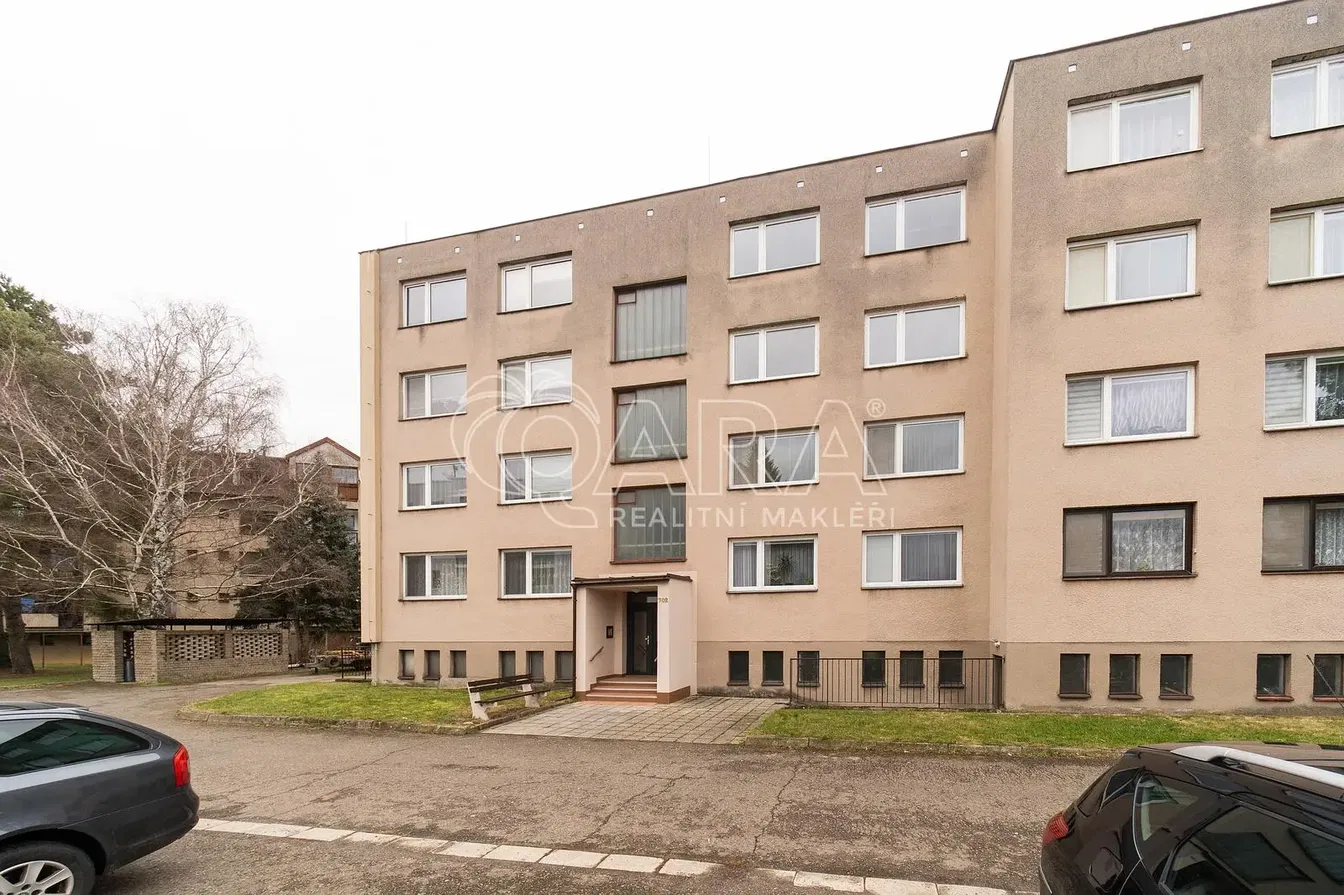 Sala de estar; chão de madeira, luz natural, estilo moderno