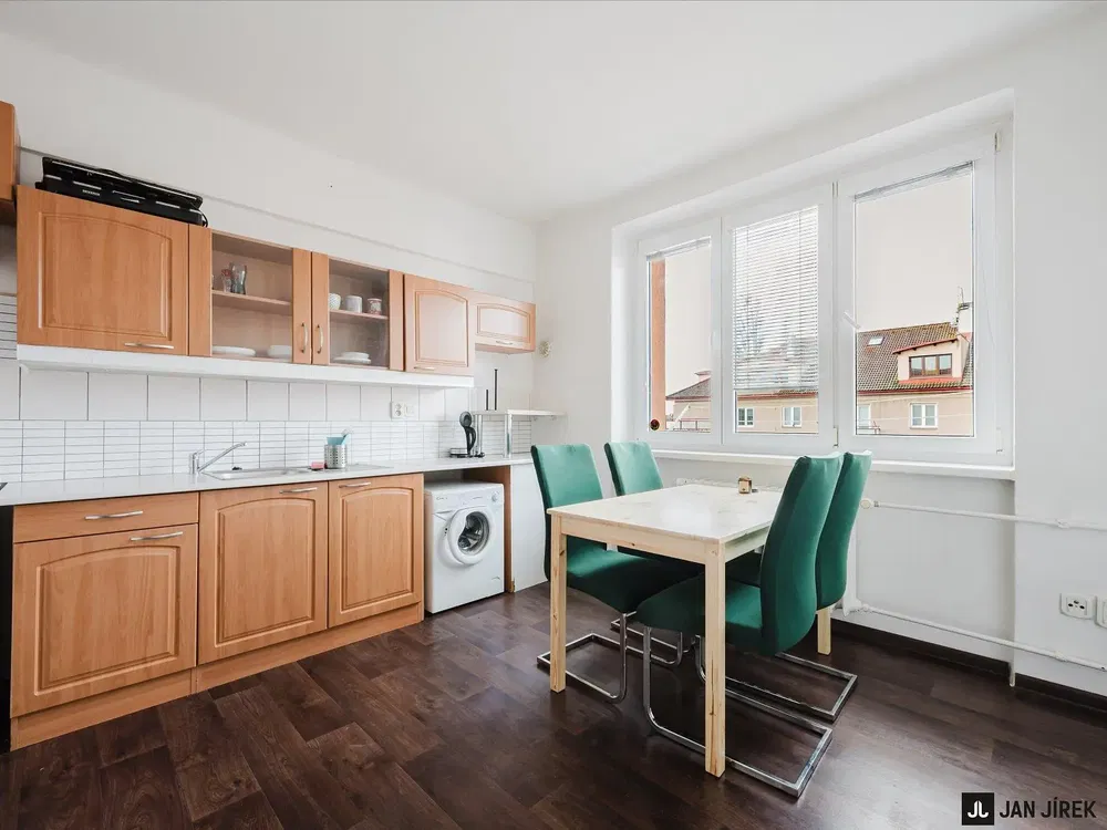 Cuisine; électroménager, parquet, lumière naturelle, style moderne