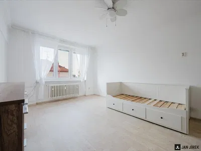 Cuisine; électroménager, parquet, lumière naturelle, style moderne