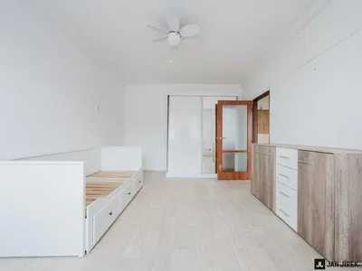 Cuisine; électroménager, carrelage, lumière naturelle, style moderne