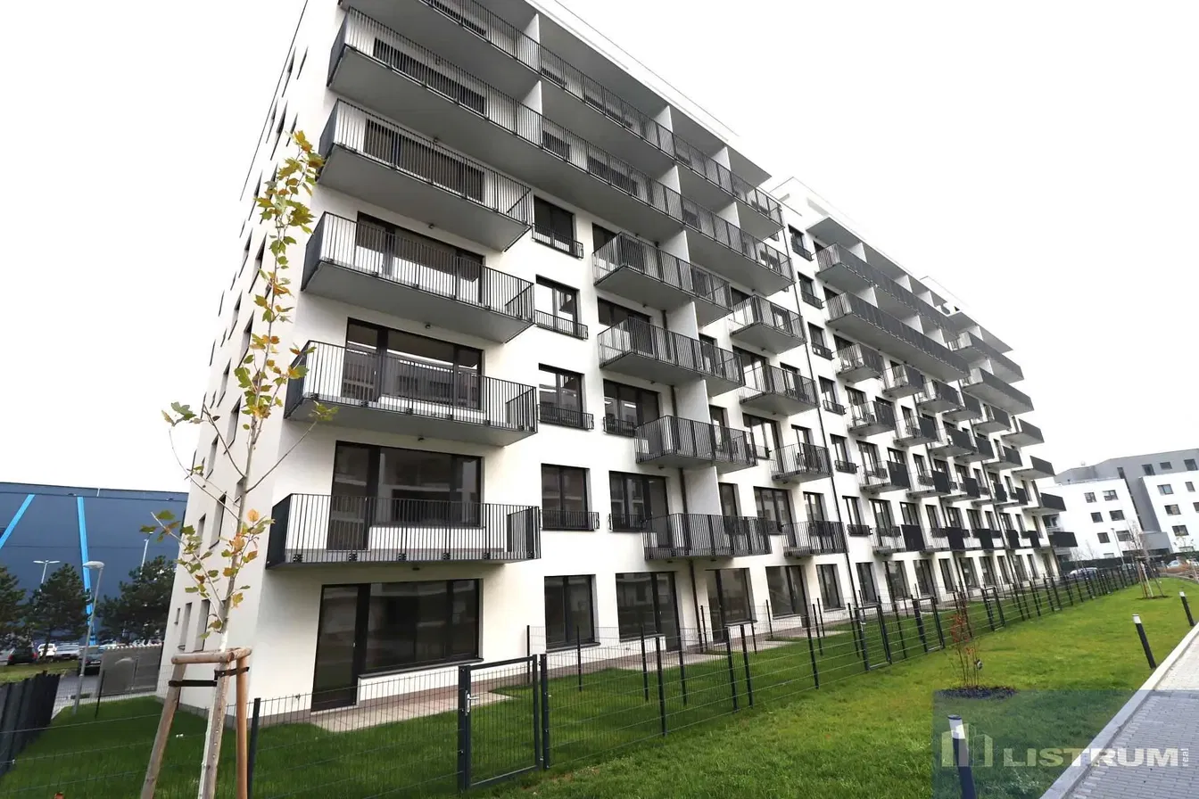 Sala de estar; chão de madeira, luz natural, estilo moderno