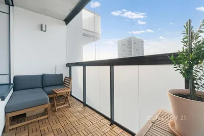 Кухня; кухненски уреди, дървен под, естествена светлина, модерен стил