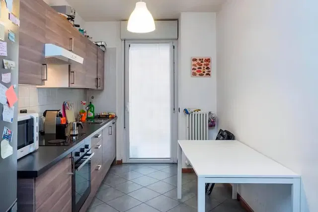 Kuchyně; kuchyňské spotřebiče, dřevěná podlaha, přirozené světlo, moderní styl