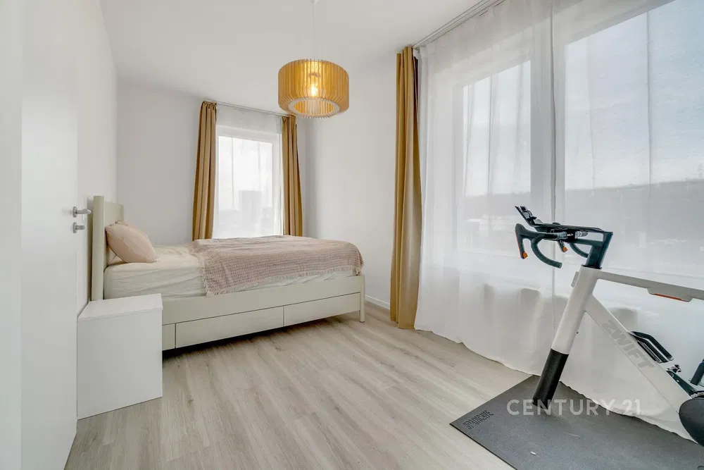 Кухня; кухненски уреди, дървен под, естествена светлина, модерен стил