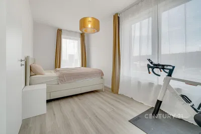 Кухня; кухненски уреди, дървен под, естествена светлина, модерен стил