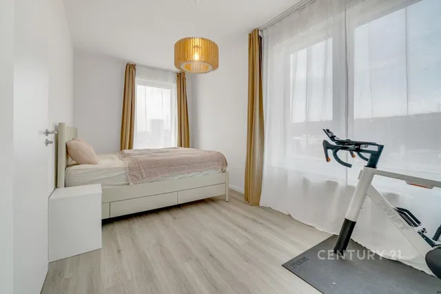 Кухня; кухненски уреди, дървен под, естествена светлина, модерен стил