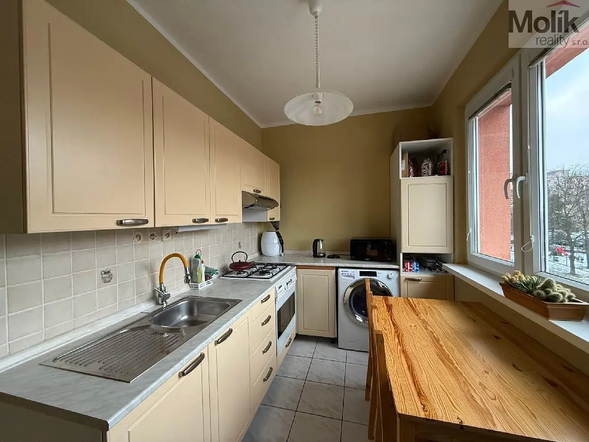 Cucina; elettrodomestici, pavimento in legno, luce naturale, stile moderno