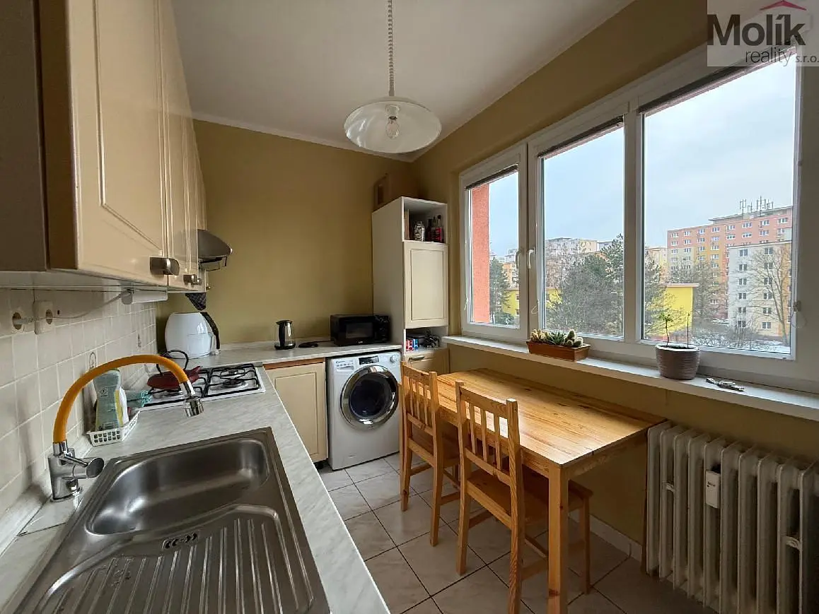 Cucina; elettrodomestici, pavimento in legno, luce naturale, stile moderno