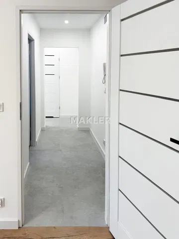 Cocina; electrodomésticos, suelo de madera, luz natural, estilo moderno