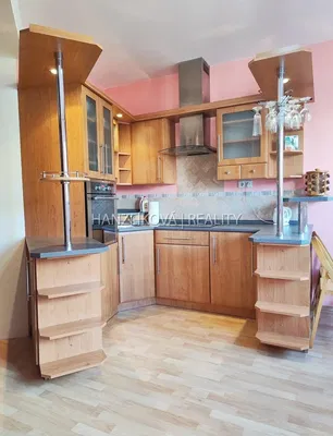 Sala de estar; chão de madeira, luz natural, estilo moderno