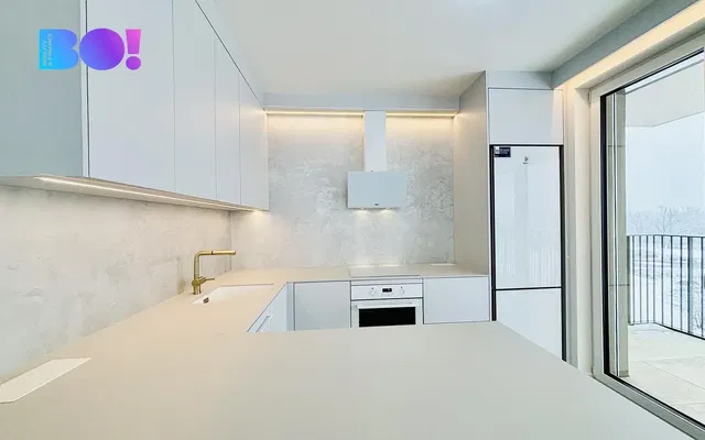 Salon; parquet, lumière naturelle, style moderne, hauteur sous plafond