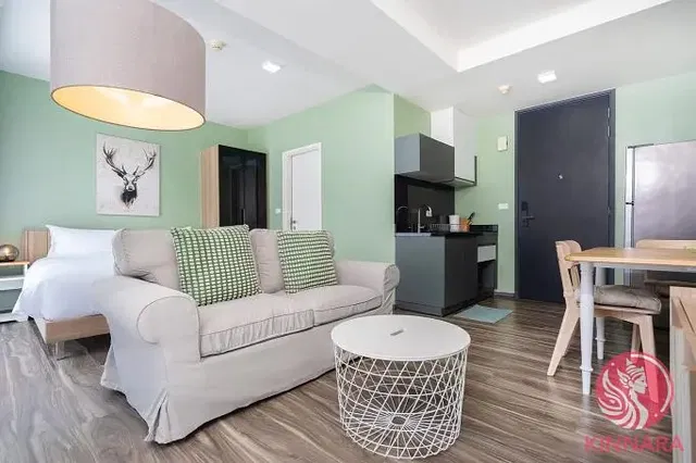 Kuchyně; kuchyňské spotřebiče, dřevěná podlaha, přirozené světlo, moderní styl