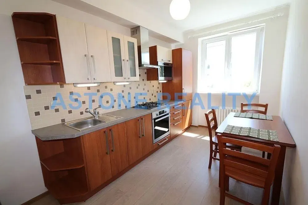 Cozinha; eletrodomésticos, chão de madeira, luz natural, estilo moderno